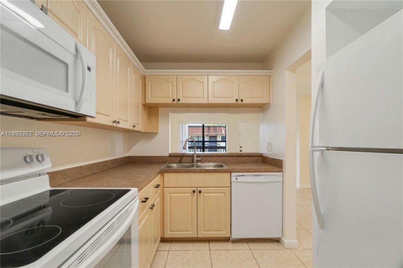 561 NW 100th Pl , Unit 201, Pembroke Pines, FL 33024 Photo