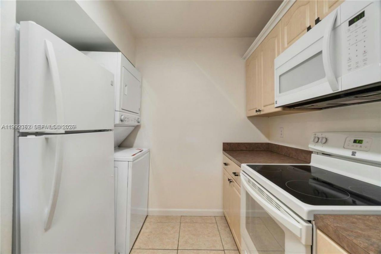 561 NW 100th Pl , Unit 201, Pembroke Pines, FL 33024 Photo
