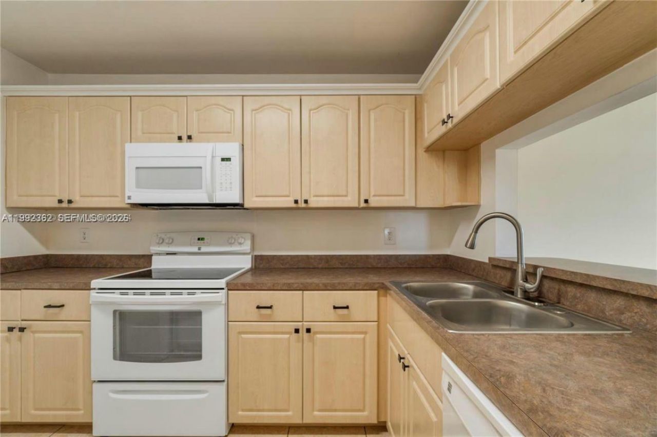 561 NW 100th Pl , Unit 201, Pembroke Pines, FL 33024 Photo