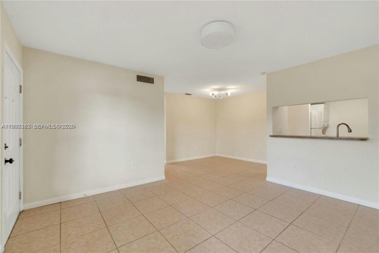 561 NW 100th Pl , Unit 201, Pembroke Pines, FL 33024 Photo