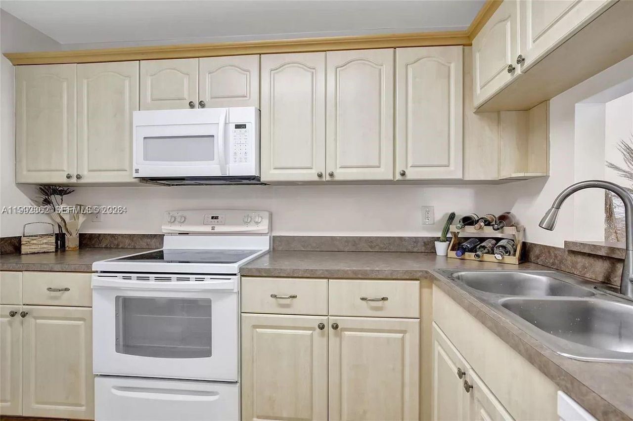 561 NW 100th Pl , Unit 201, Pembroke Pines, FL 33024 Photo