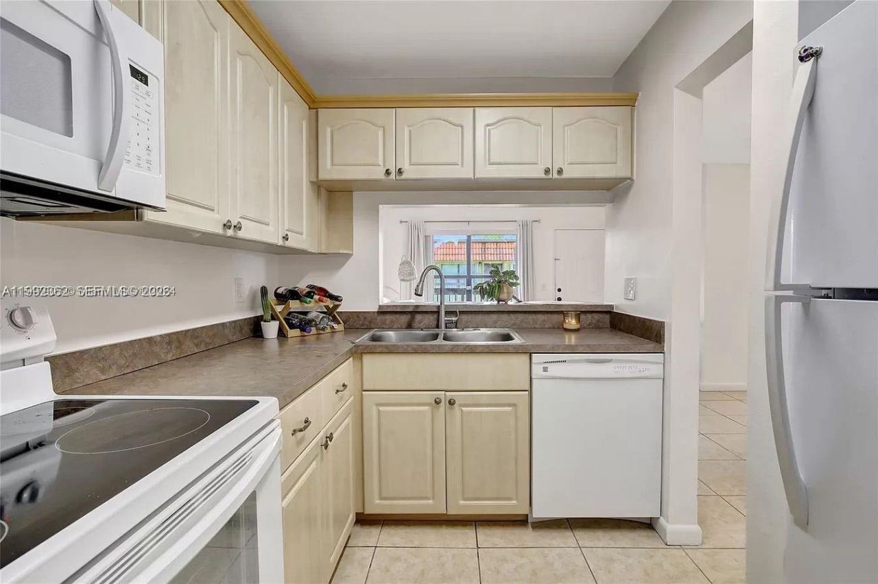 561 NW 100th Pl , Unit 201, Pembroke Pines, FL 33024 Photo