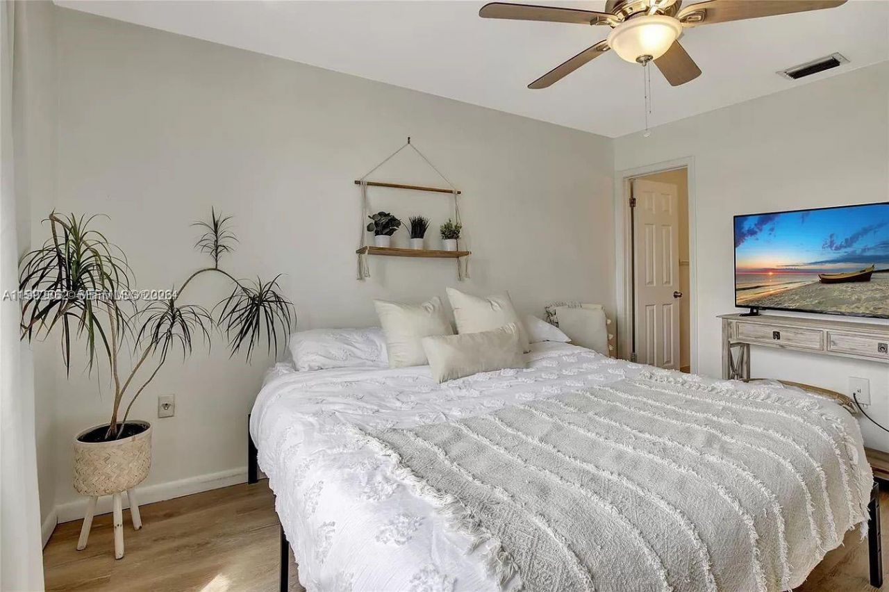 561 NW 100th Pl , Unit 201, Pembroke Pines, FL 33024 Photo