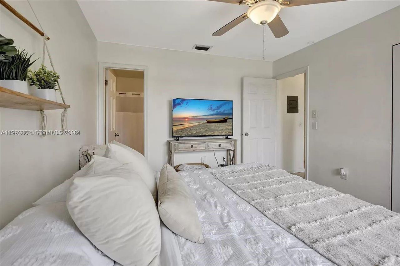 561 NW 100th Pl , Unit 201, Pembroke Pines, FL 33024 Photo