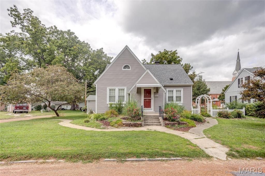 111 W Barr Place , Jerseyville, IL 62052 Main Photo