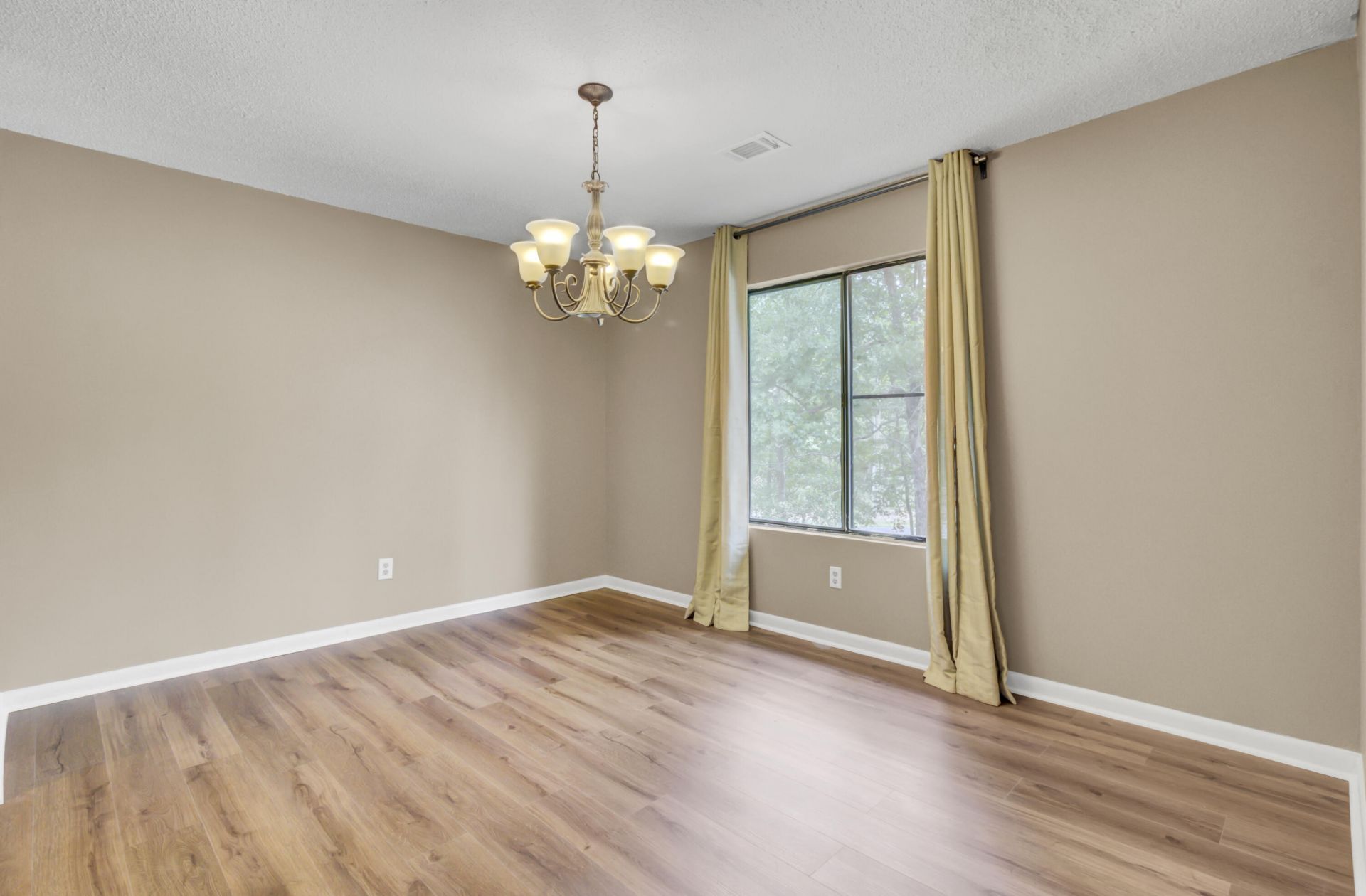 807 Greencastle Drive Photo 11