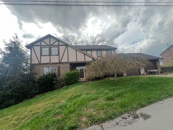 10 Twin Oaks Drive, Huntington, WV 25701