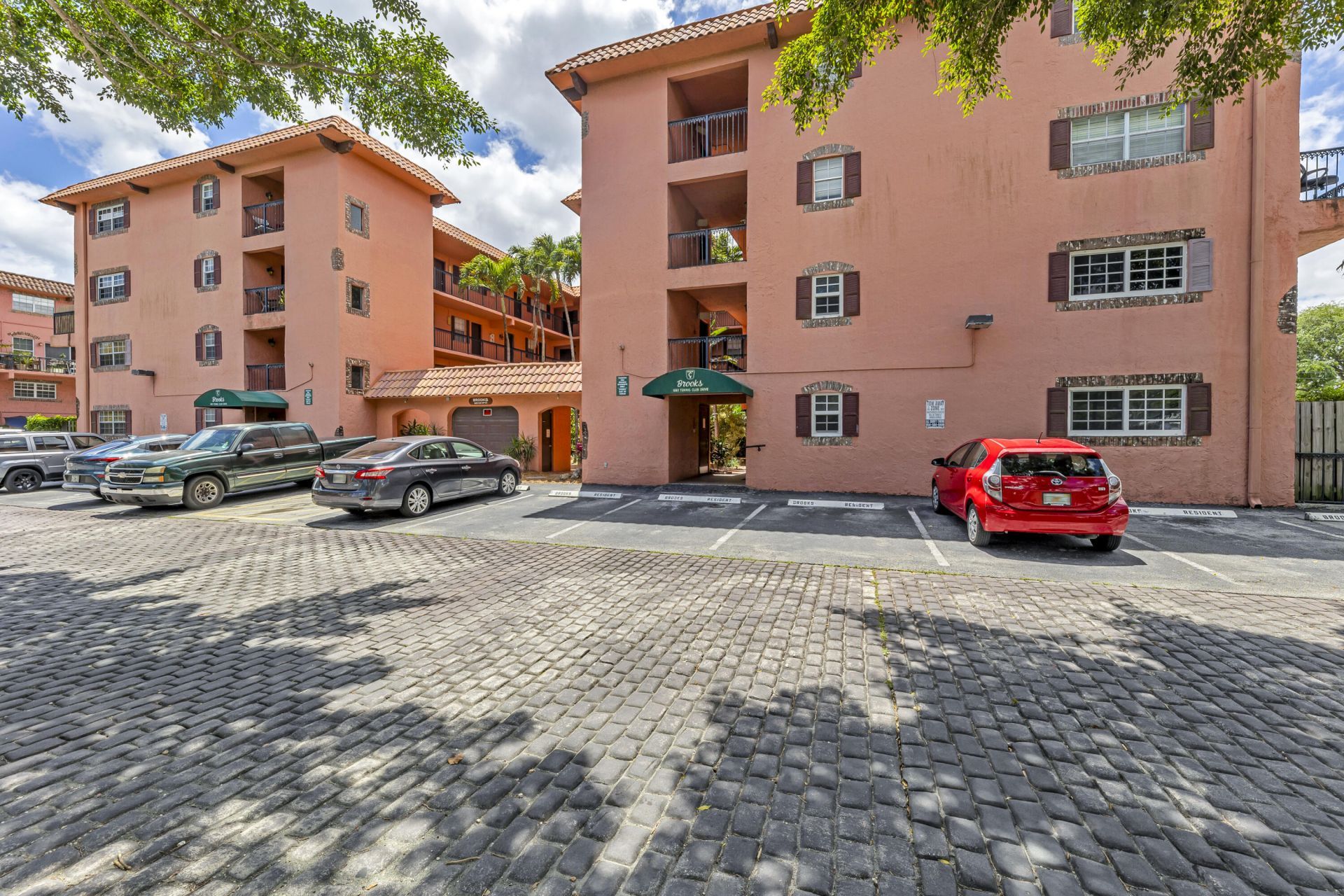 680 Tennis Club Drive, Unit 102, Fort Lauderdale, FL 33311 Photo