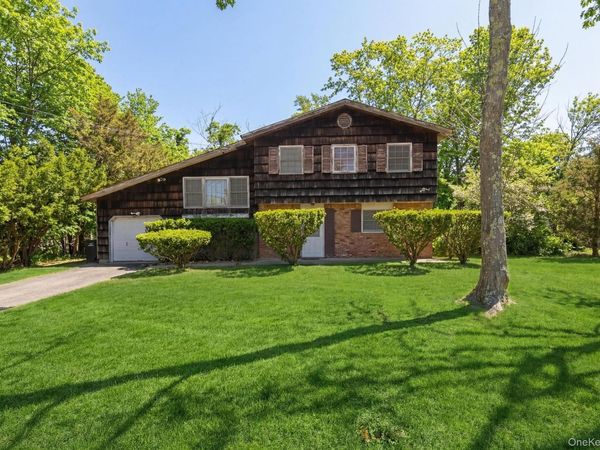 43 Village Lane , Hauppauge, NY 11788