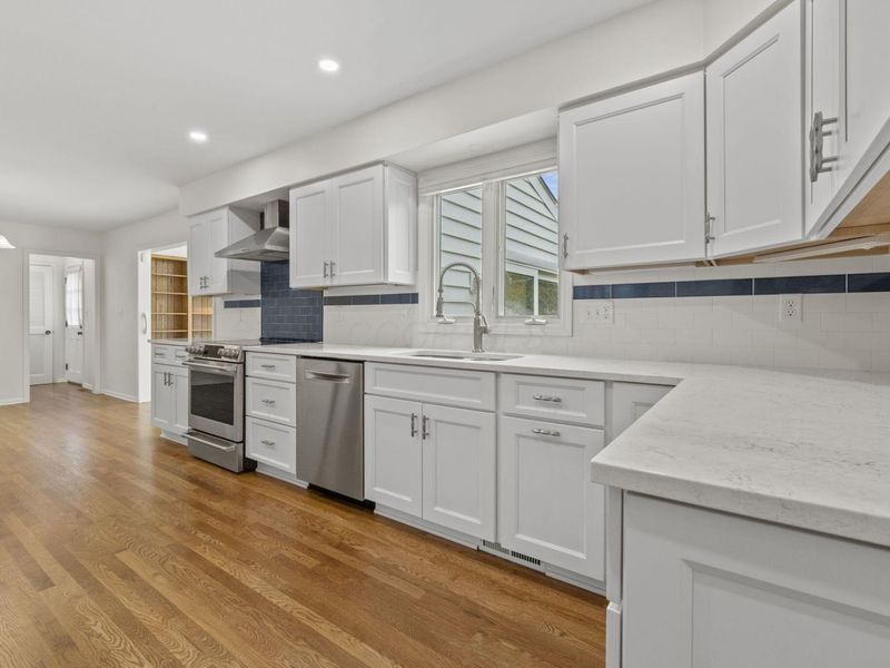 242 W New England Avenue, Columbus, OH 43085 Photo 16