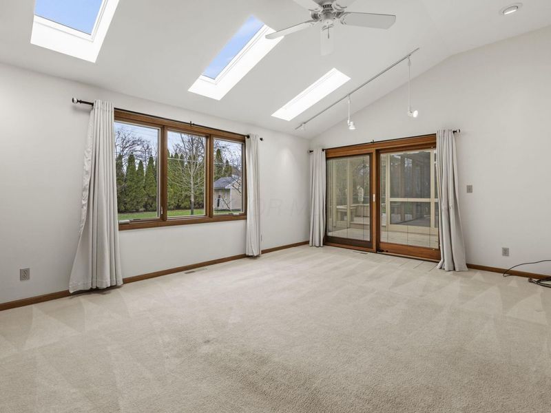 242 W New England Avenue, Columbus, OH 43085 Photo 22