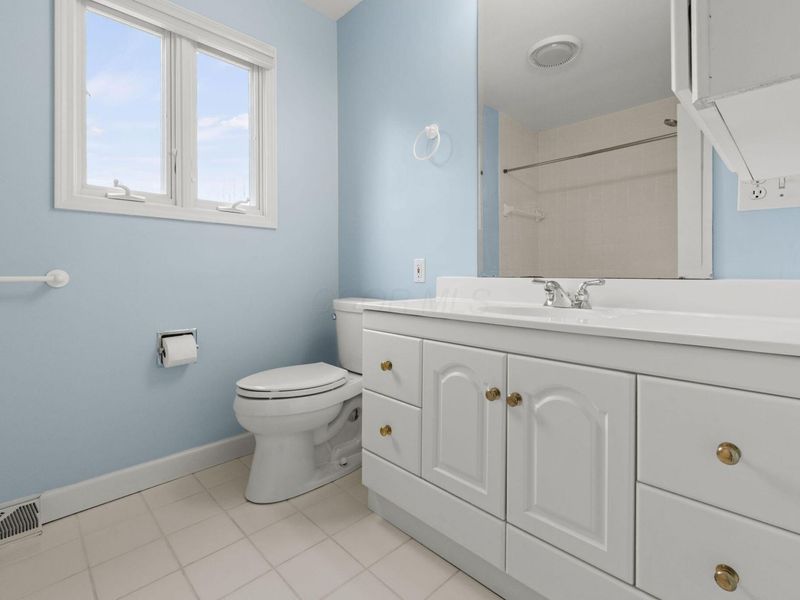 242 W New England Avenue, Columbus, OH 43085 Photo 35