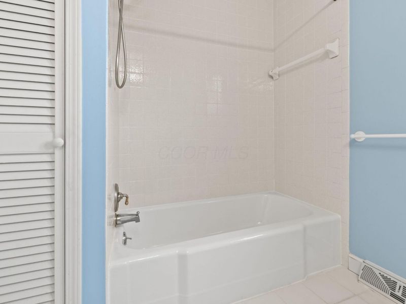 242 W New England Avenue, Columbus, OH 43085 Photo 37