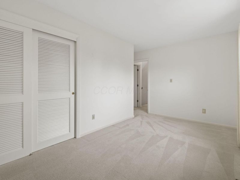 242 W New England Avenue, Columbus, OH 43085 Photo 39