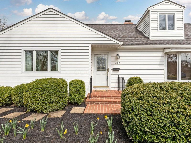 242 W New England Avenue, Columbus, OH 43085 Photo 5