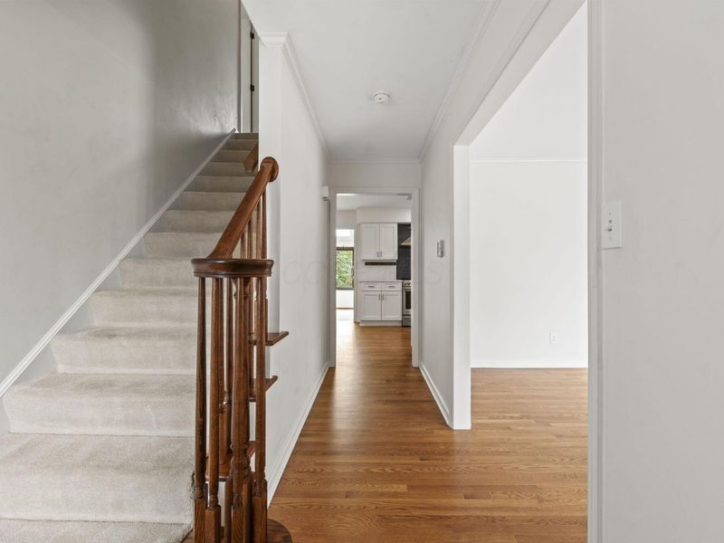 242 W New England Avenue, Columbus, OH 43085 Photo 6