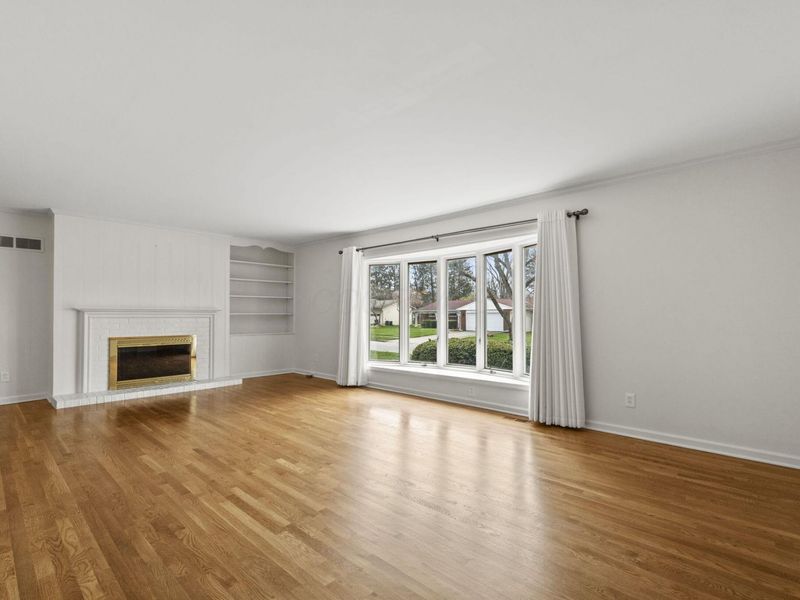 242 W New England Avenue, Columbus, OH 43085 Photo 8