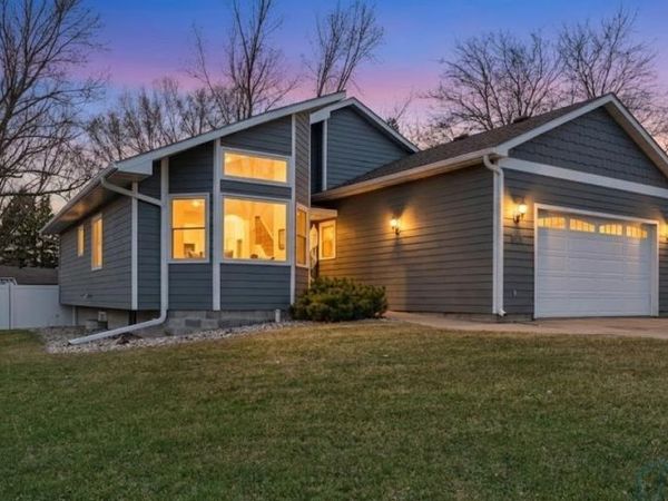 1129 Ridgecrest Dr, Vermillion, SD 57069