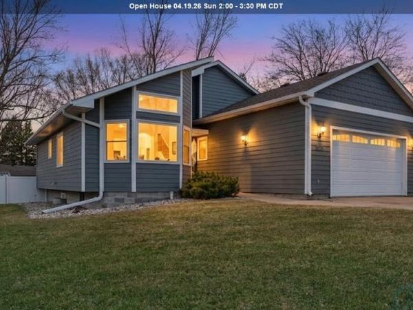 1129 Ridgecrest Dr, Vermillion, SD 57069
