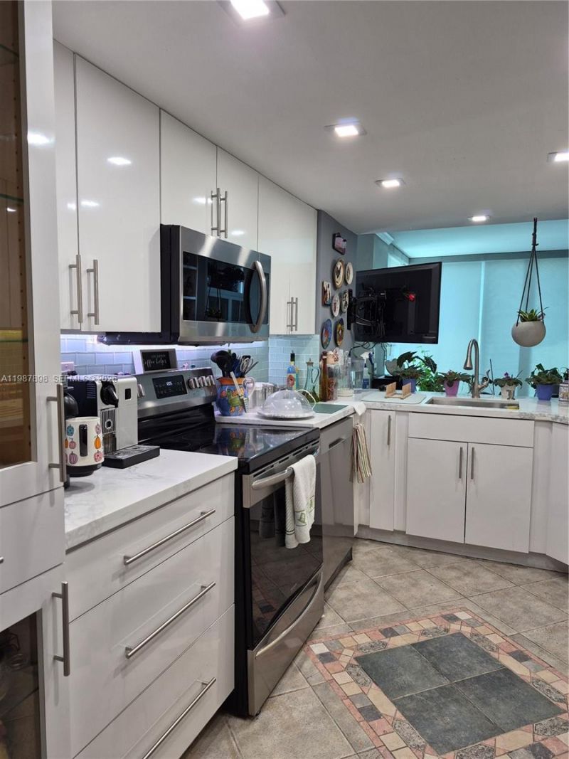 2655 Collins Ave, Unit 1910, Miami Beach, FL 33140 Photo