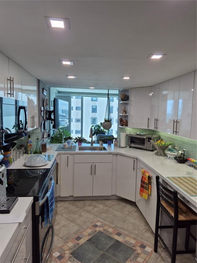 2655 Collins Ave, Unit 1910, Miami Beach, FL 33140 Photo