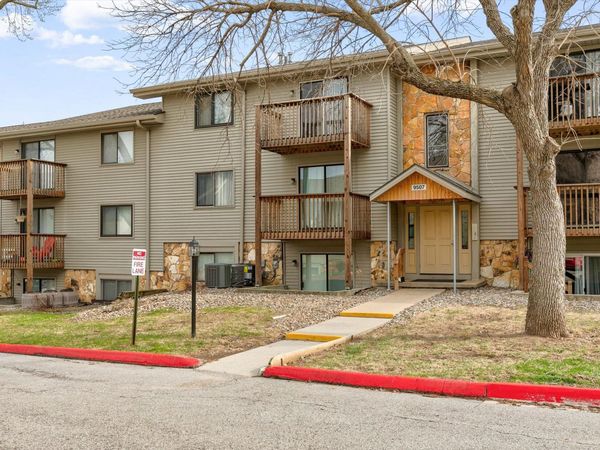 9507 University Avenue, Unit 17, Clive, IA 50325