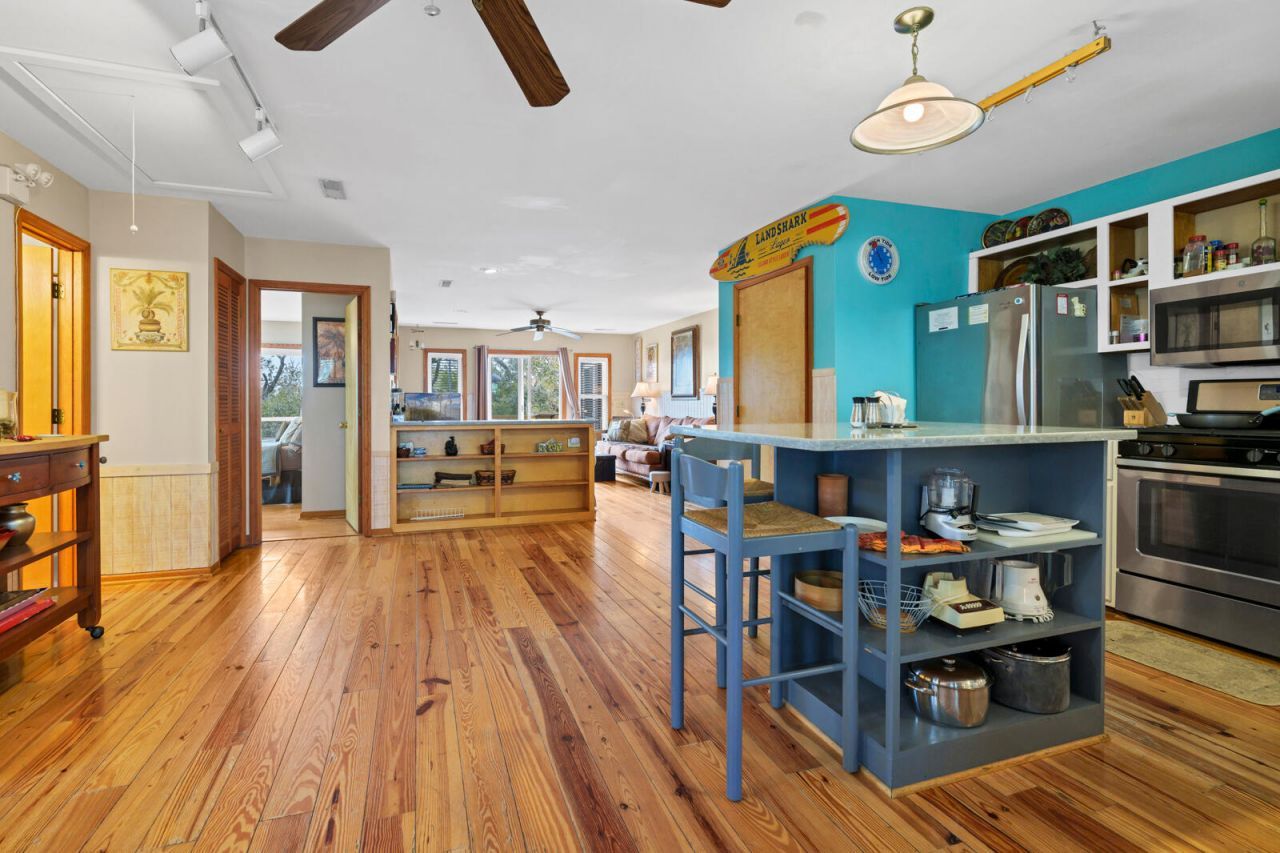 202 Jungle Shores Drive Photo 4