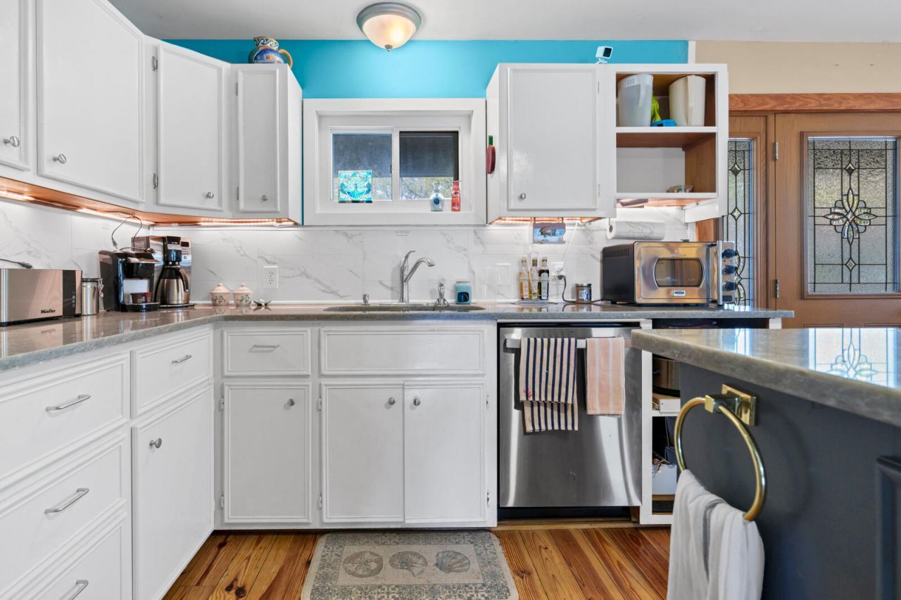 202 Jungle Shores Drive Photo 8