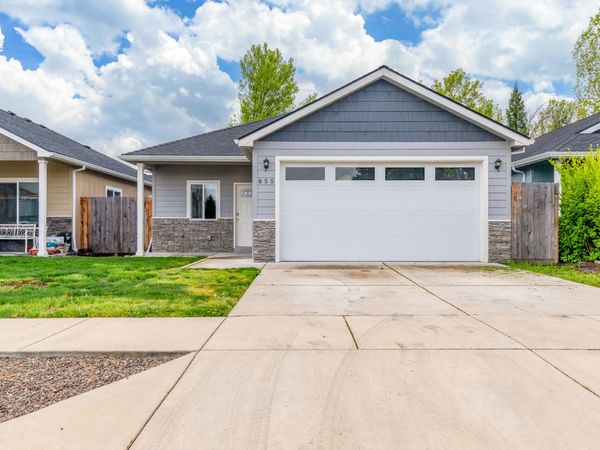 855 Tannin Drive, Medford, OR 97501