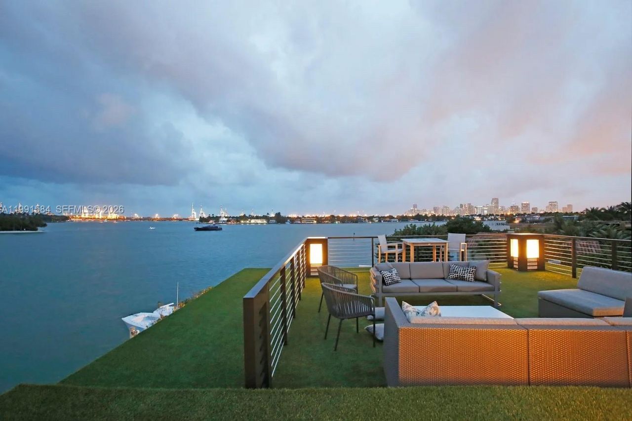 10801 N Bayshore Dr , Miami, FL 33161 Photo