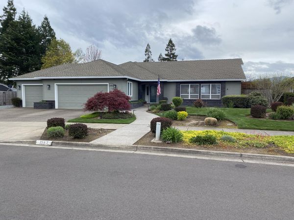 1562 Ridge Way, Medford, OR 97504
