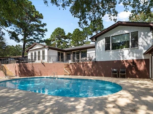 2002 W Lake Drive, Gladewater, TX 75647