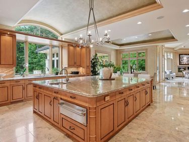 1989 Dwight Lane, Minnetonka, MN 55305