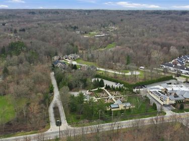 Lancaster Court, Chagrin Falls, OH 44022