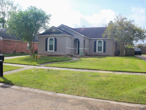 15430 Woodlore Dr, Baton Rouge, LA 70816