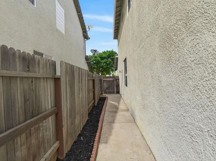 9475 Winding River Way, Elk Grove, CA 95624 Photo