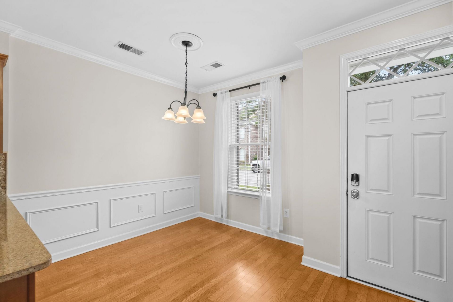 3560 Alexandria Ave. Photo 8