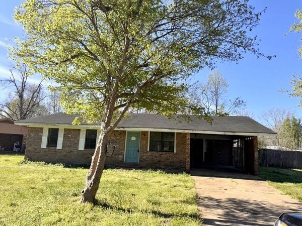 423 Grenada Ave, Grenada, MS 38901