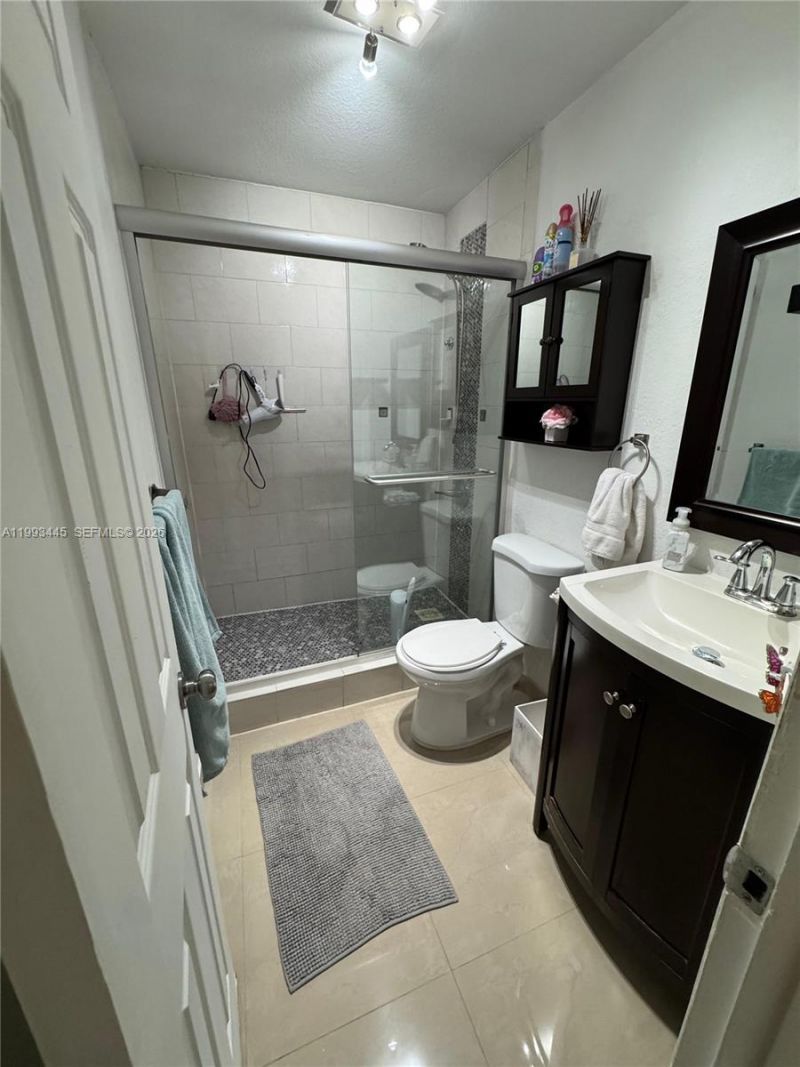 6960 Miami Gardens Dr, Unit 2-516, Hialeah, FL 33015 Photo