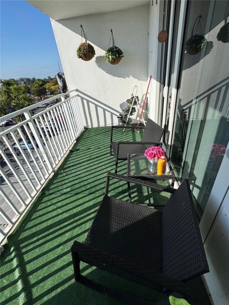 6960 Miami Gardens Dr, Unit 2-516, Hialeah, FL 33015 Photo