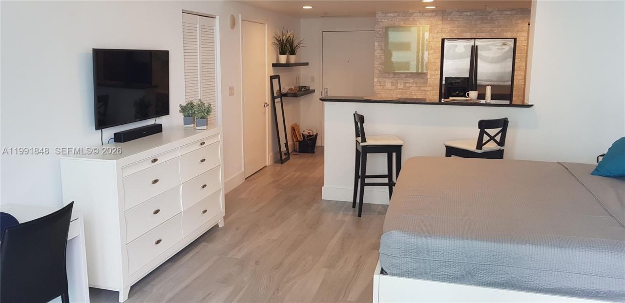 335 S Biscayne Blvd , Unit 1706, Miami, FL 33131 Photo