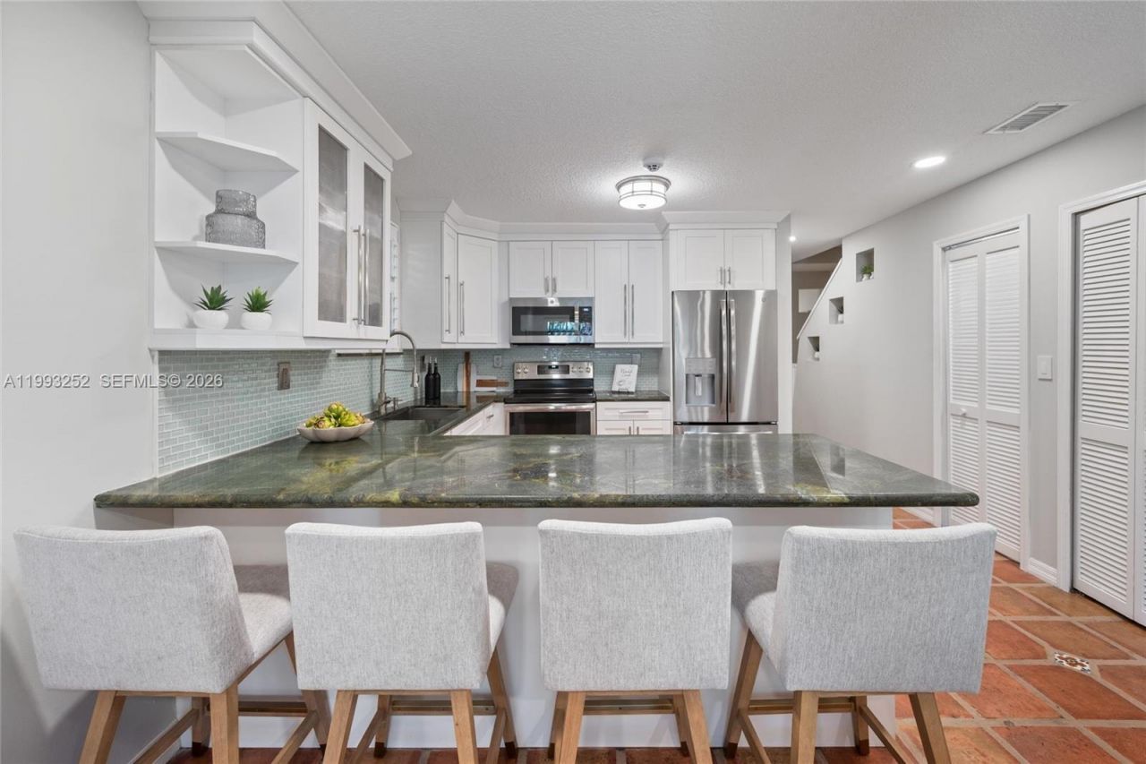 3274 Gifford Ln , Miami, FL 33133 Photo