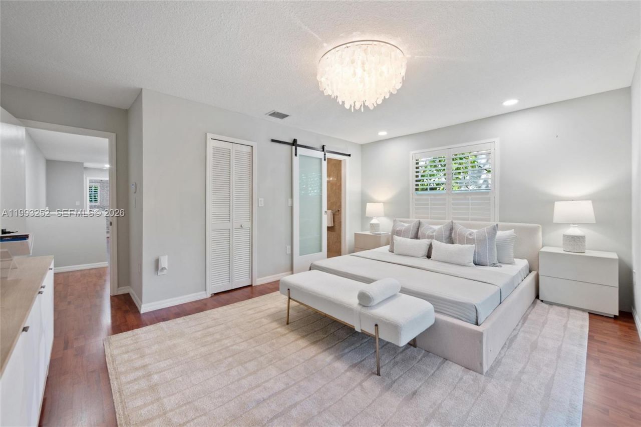 3274 Gifford Ln , Miami, FL 33133 Photo