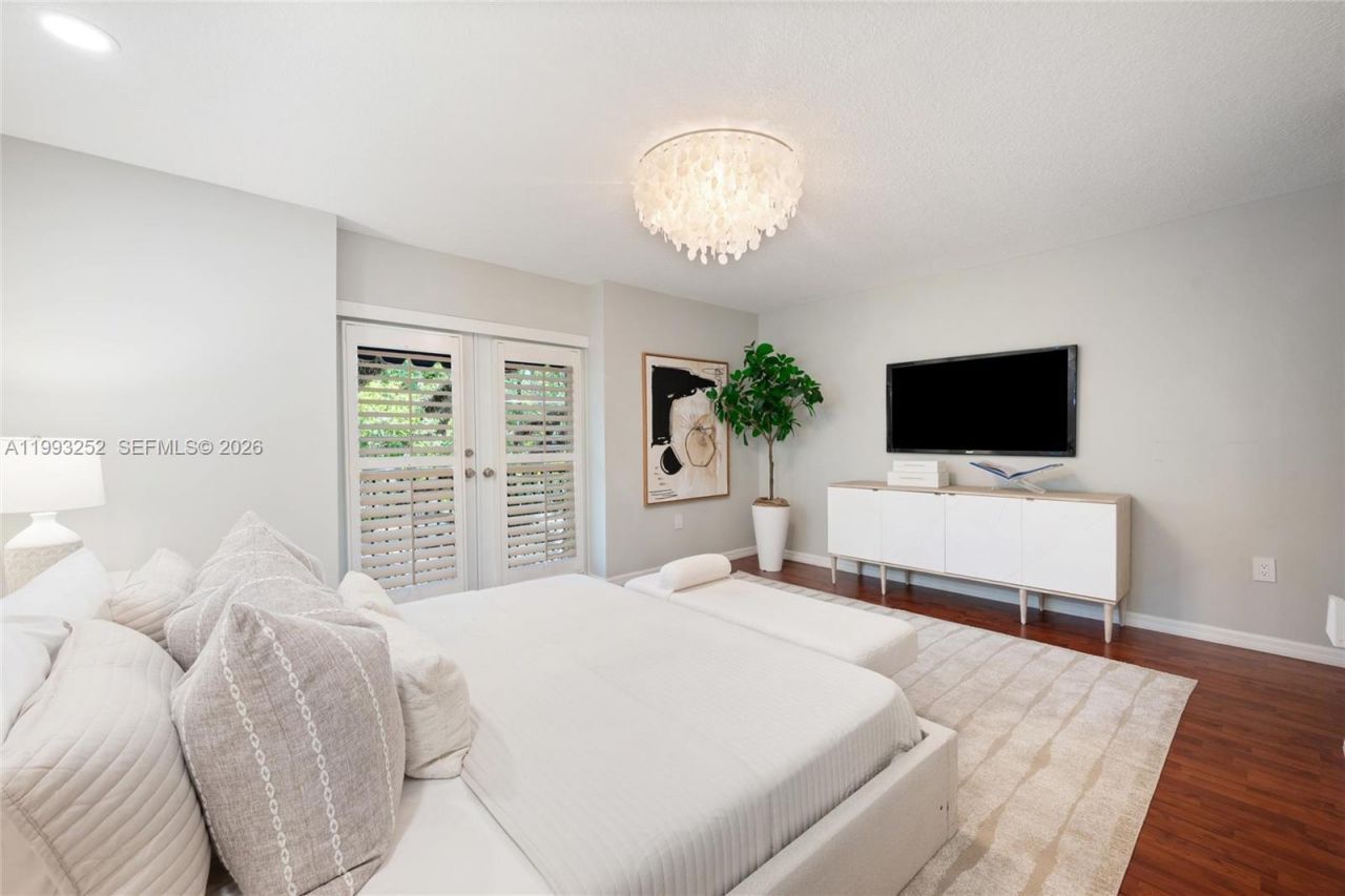 3274 Gifford Ln , Miami, FL 33133 Photo