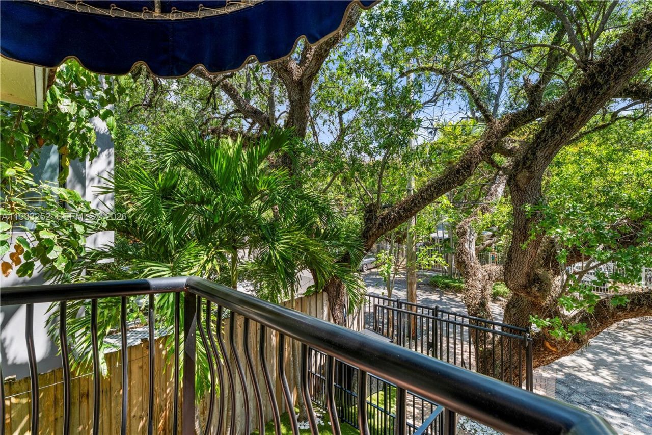 3274 Gifford Ln , Miami, FL 33133 Photo