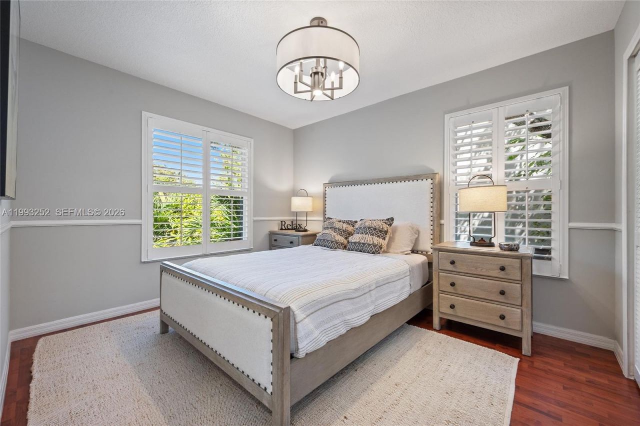 3274 Gifford Ln , Miami, FL 33133 Photo