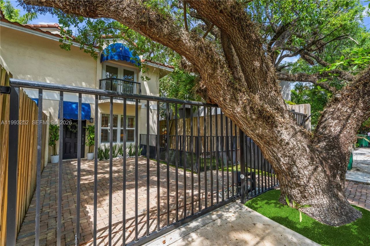 3274 Gifford Ln , Miami, FL 33133 Photo