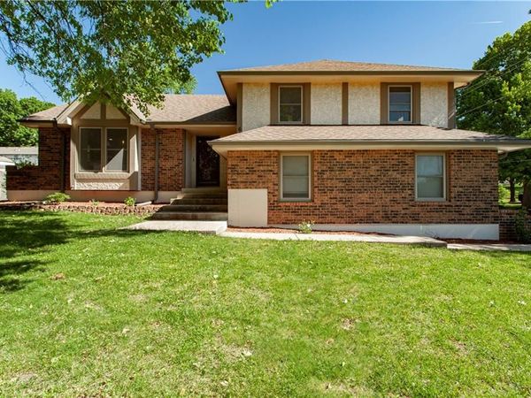 613 NE Locust Drive, Blue Springs, MO 64014