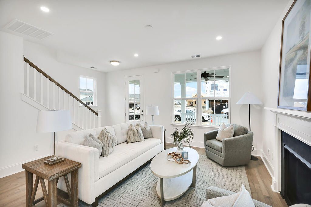 785 Blueway Avenue Photo 6