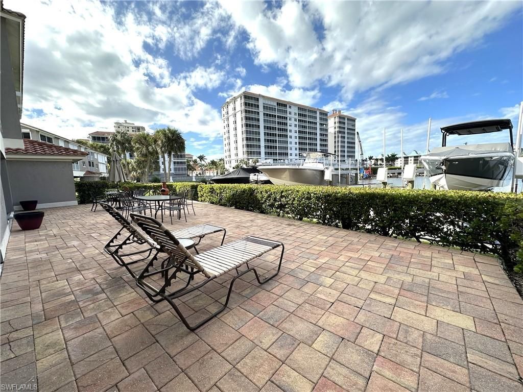 9101 Vanderbilt Dr, Unit 304, Naples, FL 34108 Photo